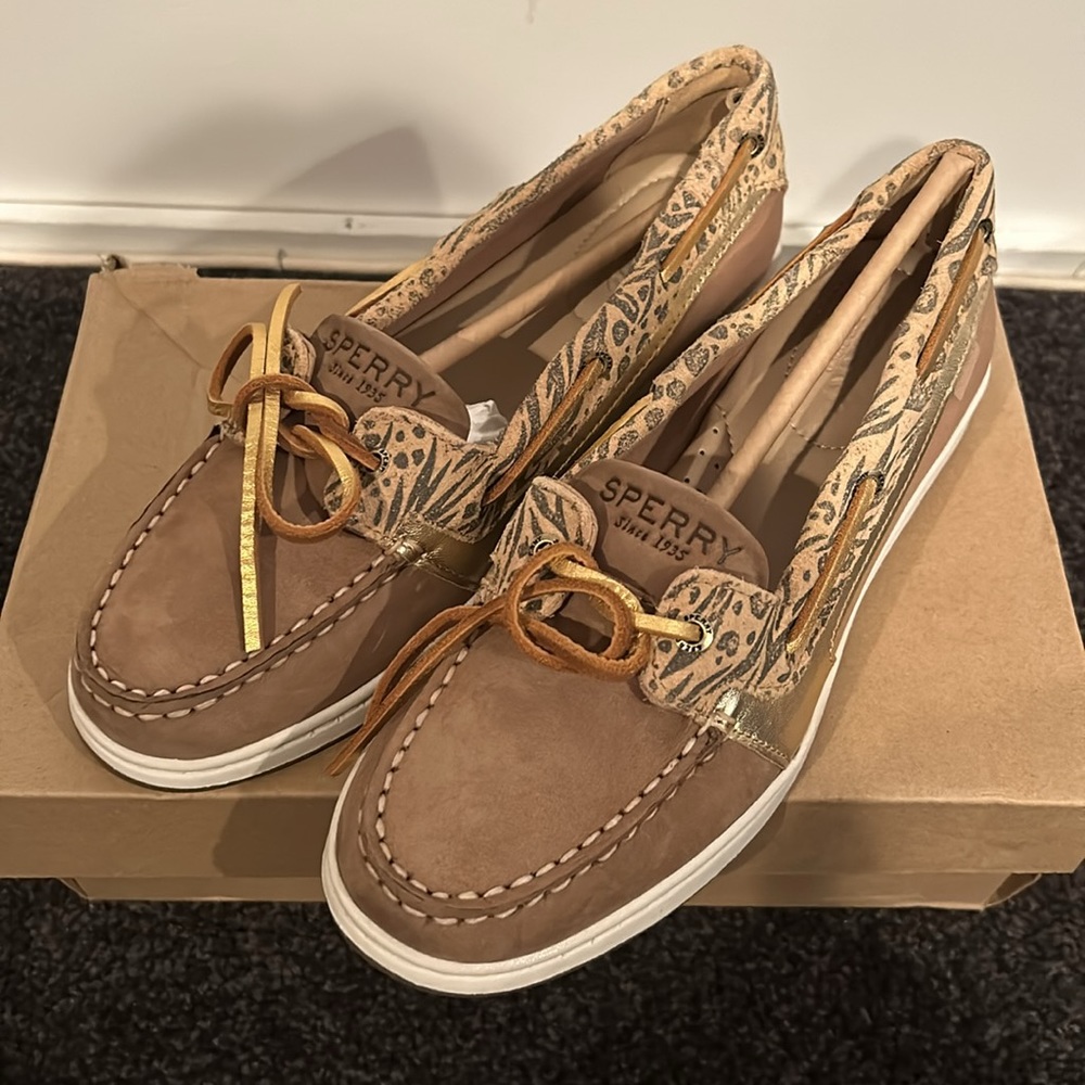Never worn SPERRYS! Size 8